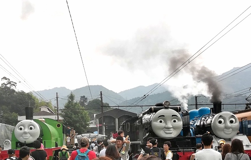 トーマスとヒロとパーシーが並んでいる写真