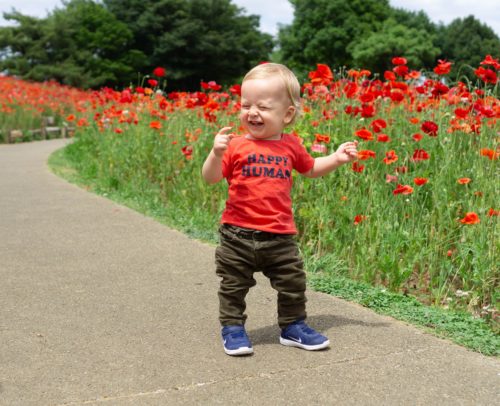 男の子が笑って歩く