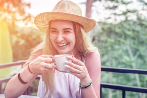 コーヒーを飲む女性