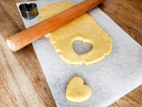 ハートのクッキー生地とクッキングシート