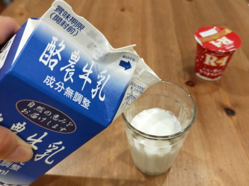 牛乳をコップにそそぐ