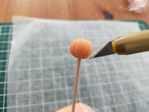 アートナイフで樹脂粘土を成形する