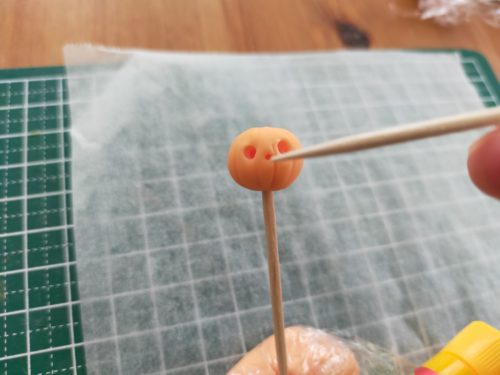 粘土でかぼちゃを作る途中　目と鼻をつける