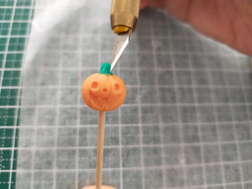 ハロウィンかぼちゃのヘタ作り途中