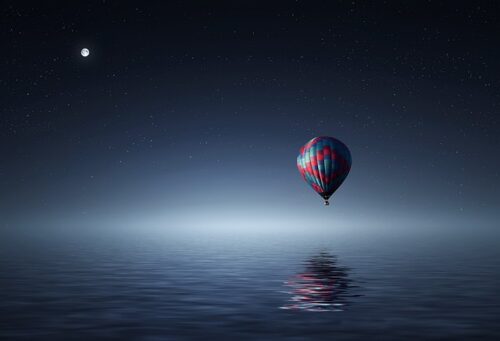 海に反射する気球